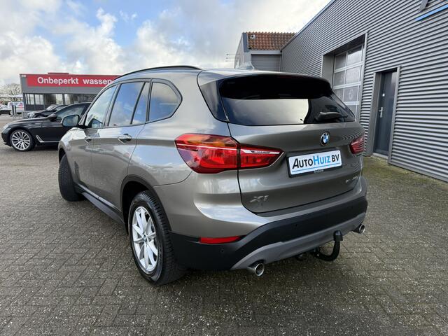 BMW X1 sDrive20i Executive LED DAB Trekhaak 4 Seizoenenbanden PDC V+A Stoelverwarming