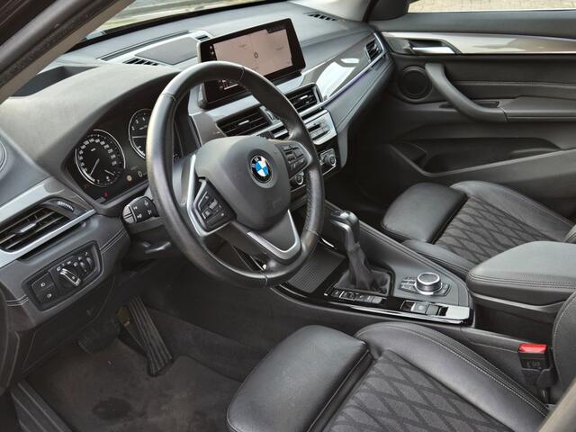 BMW X1 XDRIVE25E X LINE I SPORTSTOELEN I TREKHAAK I HEAD UP I
