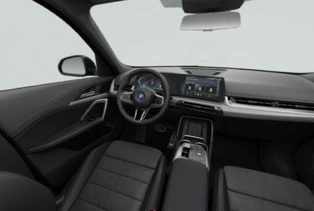 BMW X1 xDrive25e M Sport - Elektrisch verwarmde voorstoelen - Driving Assistant Plus - Comfort Access - Getinte ruiten - Sportstoelen - Automatisch dimmende binnenspiegel - Grootlichtassistent - M Sportstuurwiel -