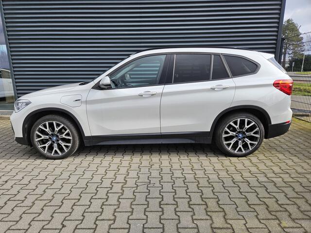 BMW X1 xDrive25e Sportline Plug in Hybrid PHEV | Panodak | Apple Carplay | 19"L.M | Lederen Sportstoelen | DAB | Harman Kardon | Head Up | Stuurverwarming |