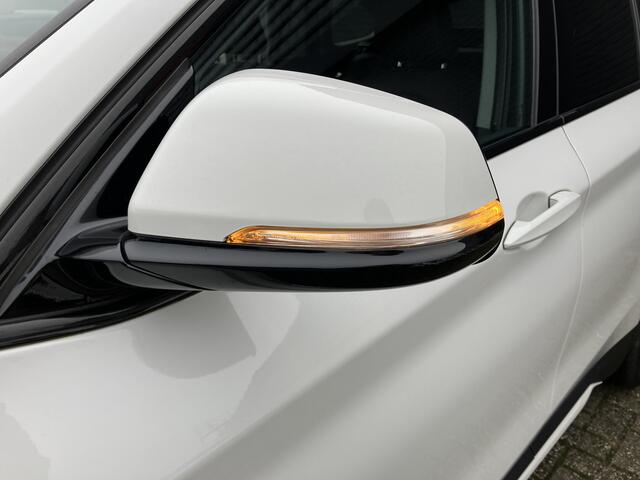 BMW X1 xDrive20i High Executive 192 pk AUT. | dealer onderhouden | navigatie | leder interieur | parkeersensoren | sportstoelen