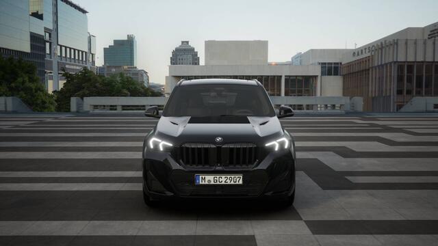 BMW X1 sDrive20i High Executive M Sport Automaat / Panoramadak / Trekhaak / Sportstoelen / Adaptieve LED / M Adaptief onderstel / Parking Assistant Plus / Comfort Access