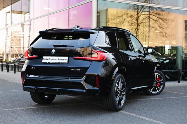 BMW X1 sDrive20i High Executive M Sport Automaat / Trekhaak / Sportstoelen / Adaptieve LED / M Adaptief onderstel / Comfort Access / Parking Assistant Plus
