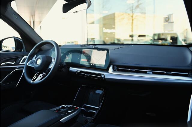 BMW X1 sDrive20i High Executive M Sport Automaat / Trekhaak / Sportstoelen / Adaptieve LED / M Adaptief onderstel / Comfort Access / Parking Assistant Plus