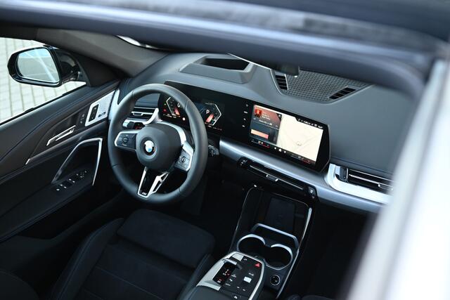 BMW X1 sDrive20i High Executive M Sport Automaat / Trekhaak / Sportstoelen / Adaptieve LED / M Adaptief onderstel / Comfort Access / Parking Assistant Plus