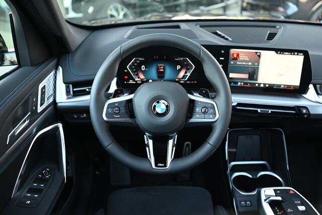 BMW X1 sDrive20i High Executive M Sport Automaat / Trekhaak / Sportstoelen / Adaptieve LED / M Adaptief onderstel / Comfort Access / Parking Assistant Plus