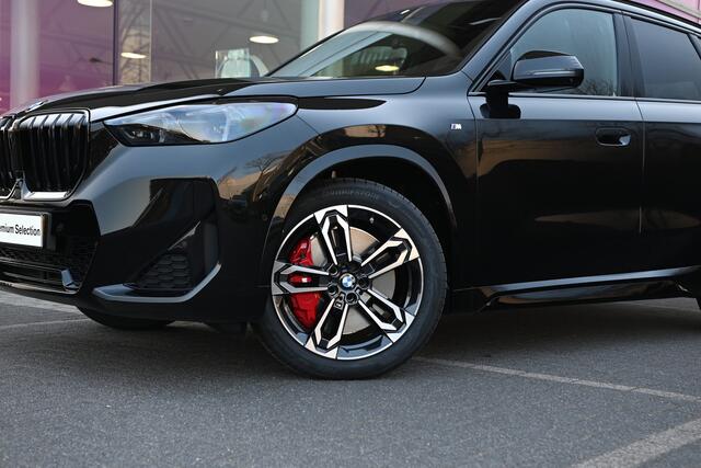 BMW X1 sDrive20i High Executive M Sport Automaat / Trekhaak / Sportstoelen / Adaptieve LED / M Adaptief onderstel / Comfort Access / Parking Assistant Plus