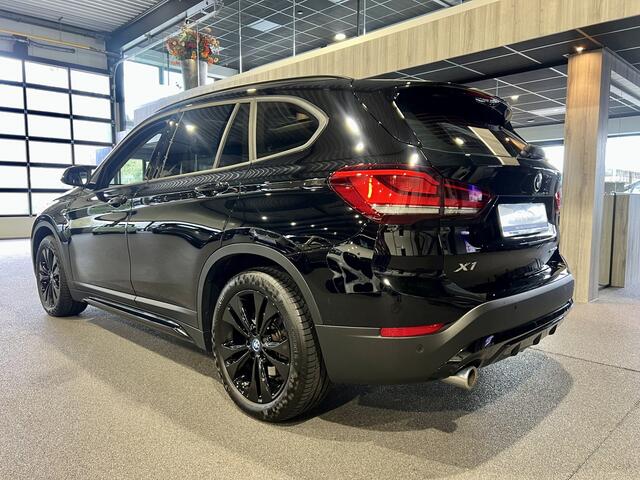 BMW X1 xDrive25e High Executive Black Line | Panorama | Bruin leder | Camera | HUD
