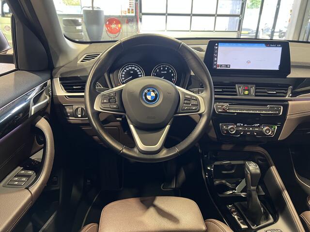BMW X1 xDrive25e High Executive Black Line | Panorama | Bruin leder | Camera | HUD