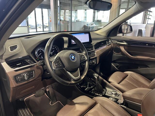 BMW X1 xDrive25e High Executive Black Line | Panorama | Bruin leder | Camera | HUD
