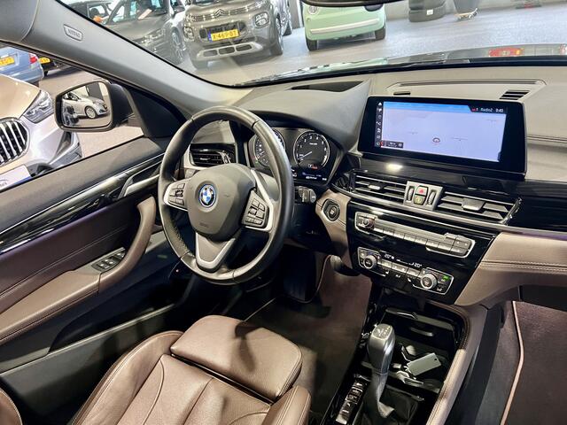 BMW X1 xDrive25e High Executive Black Line | Panorama | Bruin leder | Camera | HUD