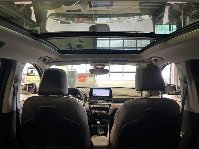 BMW X1 xDrive25e High Executive Black Line | Panorama | Bruin leder | Camera | HUD