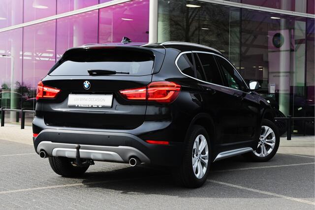 BMW X1 sDrive20i High Executive xLine Automaat / Panoramadak / Trekhaak / Sportstoelen / Achteruitrijcamera / LED / Comfort Access / Head-Up / Stoelverwarming