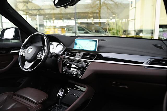 BMW X1 sDrive20i High Executive xLine Automaat / Panoramadak / Trekhaak / Sportstoelen / Achteruitrijcamera / LED / Comfort Access / Head-Up / Stoelverwarming
