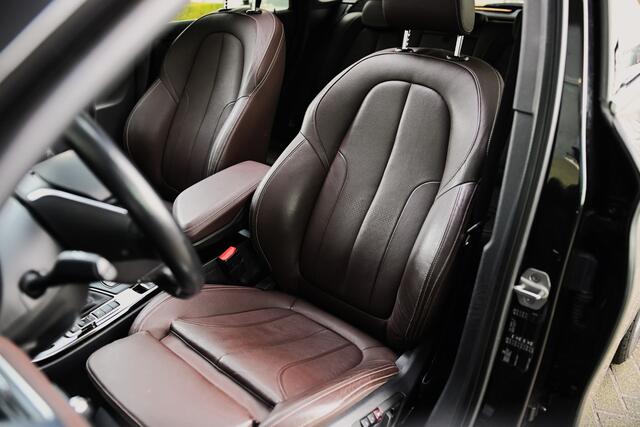 BMW X1 sDrive20i High Executive xLine Automaat / Panoramadak / Trekhaak / Sportstoelen / Achteruitrijcamera / LED / Comfort Access / Head-Up / Stoelverwarming