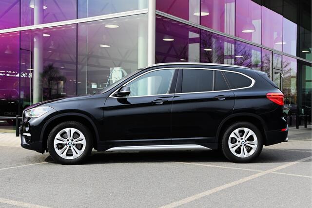 BMW X1 sDrive20i High Executive xLine Automaat / Panoramadak / Trekhaak / Sportstoelen / Achteruitrijcamera / LED / Comfort Access / Head-Up / Stoelverwarming