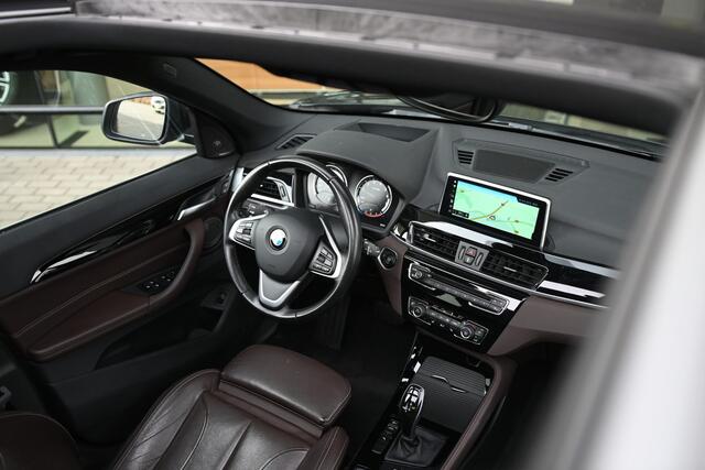 BMW X1 sDrive20i High Executive xLine Automaat / Panoramadak / Trekhaak / Sportstoelen / Achteruitrijcamera / LED / Comfort Access / Head-Up / Stoelverwarming