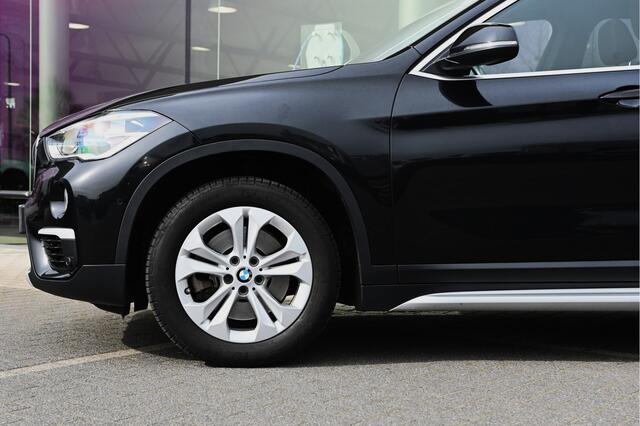 BMW X1 sDrive20i High Executive xLine Automaat / Panoramadak / Trekhaak / Sportstoelen / Achteruitrijcamera / LED / Comfort Access / Head-Up / Stoelverwarming