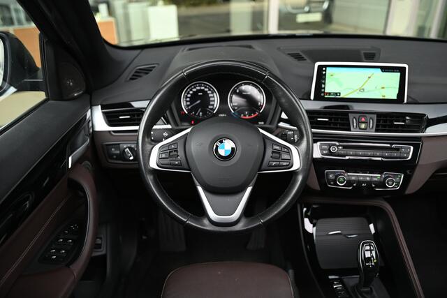 BMW X1 sDrive20i High Executive xLine Automaat / Panoramadak / Trekhaak / Sportstoelen / Achteruitrijcamera / LED / Comfort Access / Head-Up / Stoelverwarming