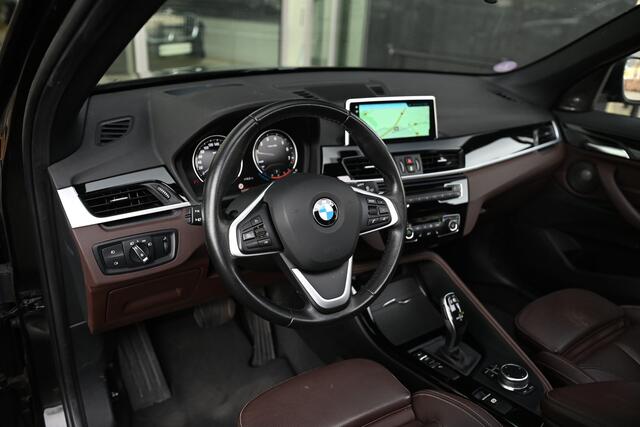 BMW X1 sDrive20i High Executive xLine Automaat / Panoramadak / Trekhaak / Sportstoelen / Achteruitrijcamera / LED / Comfort Access / Head-Up / Stoelverwarming