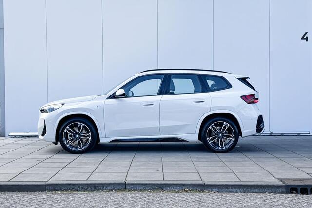 BMW X1 sDrive20i M-Sport / Comfort Acces / Electrische Zwenkhaak / Binnen & Buitenspiegel Automatisch Dimmend / Stoelverwarming / Driving Assistant