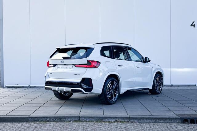 BMW X1 sDrive20i M-Sport / Comfort Acces / Electrische Zwenkhaak / Binnen & Buitenspiegel Automatisch Dimmend / Stoelverwarming / Driving Assistant