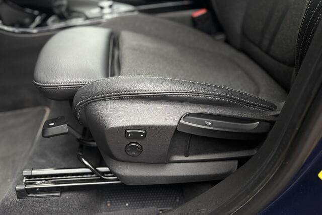 BMW X1 xDrive25e Sport Line | Panodak | Head-up | Camera | PDC V&A | Sportstoelen | Sportstuur