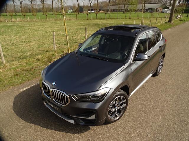 BMW X1 sDrive20i X-Line | Trekhk | Leer | Schuifdak | Nav | Stoelverw. | 2eEig.