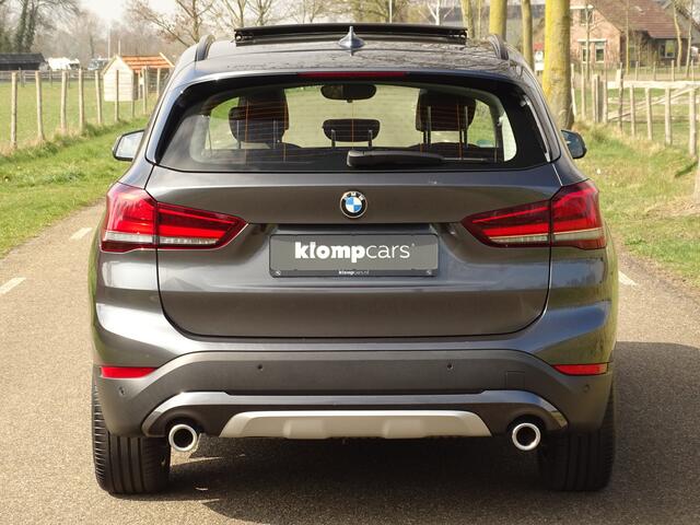 BMW X1 sDrive20i X-Line | Trekhk | Leer | Schuifdak | Nav | Stoelverw. | 2eEig.