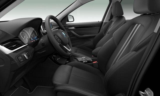 BMW X1 xDrive25e High Executive Sport Line - Panoramadak - Comfort Access - Park Assistant - Elektrisch verwarmde/verstelbare stoelen - Achteruitrijcamera - PDC - Elektrische Achterklep - Automatisch dimmende binnenspiegel -
