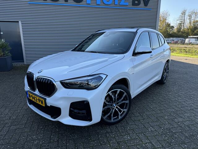 BMW X1 sDrive18d High Executive M Sport Trekhaak Panoramdak 19 Inch DAB Achteruitrijcamera PDC DAB LED Head-Up Display Navi Plus
