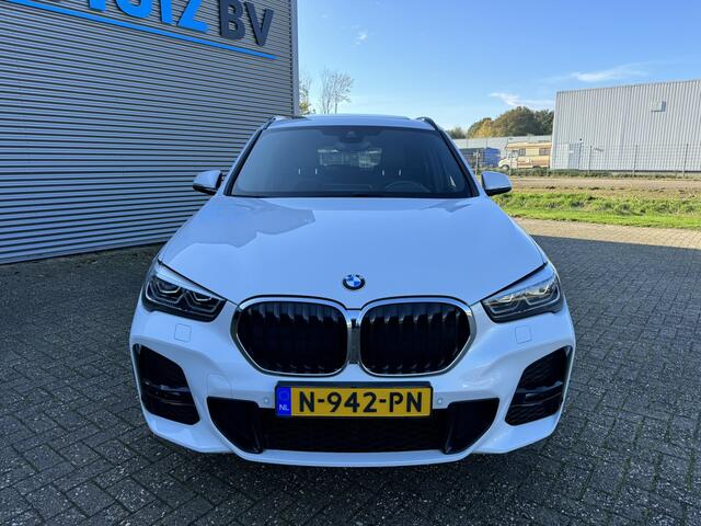 BMW X1 sDrive18d High Executive M Sport Trekhaak Panoramdak 19 Inch DAB Achteruitrijcamera PDC DAB LED Head-Up Display Navi Plus