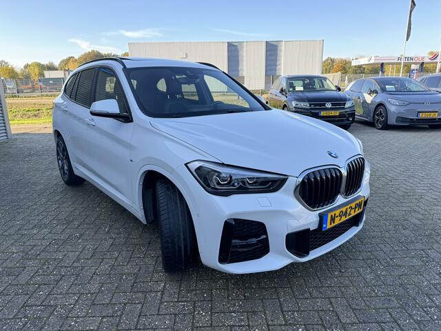 BMW X1 sDrive18d High Executive M Sport Trekhaak Panoramdak 19 Inch DAB Achteruitrijcamera PDC DAB LED Head-Up Display Navi Plus