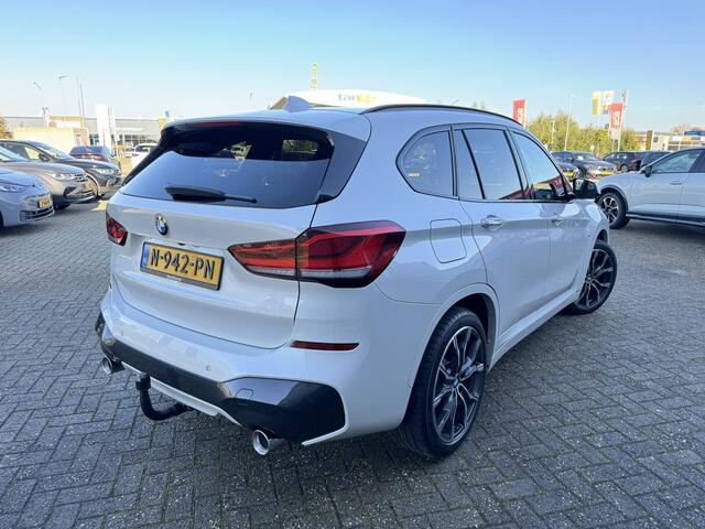 BMW X1 sDrive18d High Executive M Sport Trekhaak Panoramdak 19 Inch DAB Achteruitrijcamera PDC DAB LED Head-Up Display Navi Plus