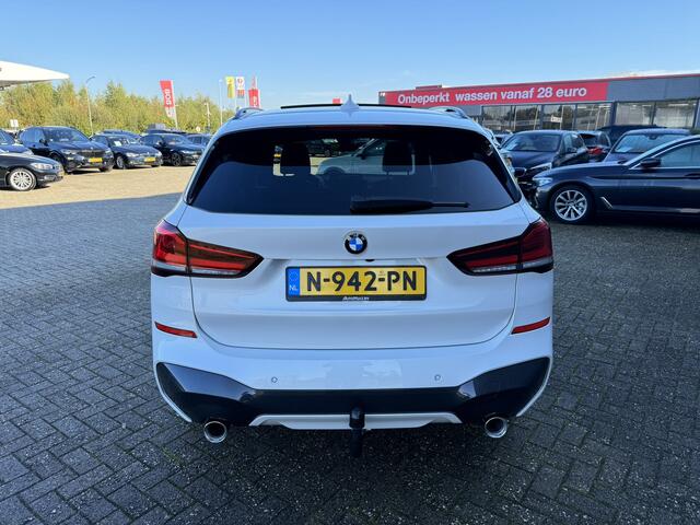 BMW X1 sDrive18d High Executive M Sport Trekhaak Panoramdak 19 Inch DAB Achteruitrijcamera PDC DAB LED Head-Up Display Navi Plus