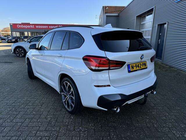 BMW X1 sDrive18d High Executive M Sport Trekhaak Panoramdak 19 Inch DAB Achteruitrijcamera PDC DAB LED Head-Up Display Navi Plus