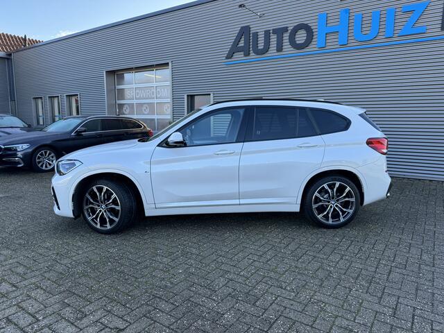 BMW X1 sDrive18d High Executive M Sport Trekhaak Panoramdak 19 Inch DAB Achteruitrijcamera PDC DAB LED Head-Up Display Navi Plus
