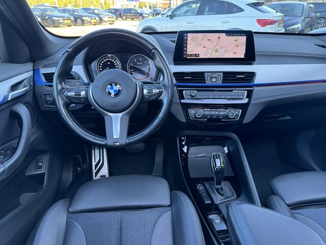 BMW X1 sDrive18d High Executive M Sport Trekhaak Panoramdak 19 Inch DAB Achteruitrijcamera PDC DAB LED Head-Up Display Navi Plus