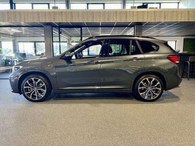 BMW X1 xDrive25e High Executive M-Sport | 19" | Panorama | HUD | Camera | Trekhaak | Stuurverwarming