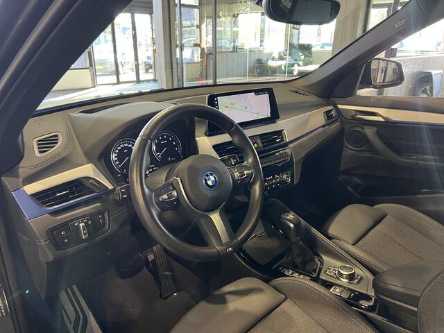 BMW X1 xDrive25e High Executive M-Sport | 19" | Panorama | HUD | Camera | Trekhaak | Stuurverwarming
