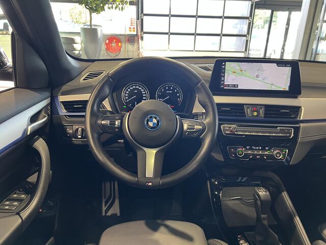 BMW X1 xDrive25e High Executive M-Sport | 19" | Panorama | HUD | Camera | Trekhaak | Stuurverwarming