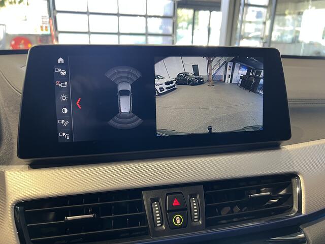 BMW X1 xDrive25e High Executive M-Sport | 19" | Panorama | HUD | Camera | Trekhaak | Stuurverwarming