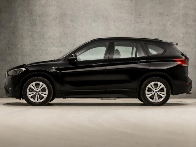 BMW X1 xDrive25e Sportline Automaat (GROOT NAVI, CLIMATE, ALCANTARA, ELEK ACHTERKLEP, SPORTSTOELEN, PARKEERSENSOREN, LED KOPLAMPEN, DAB+, NIEUWSTAAT)