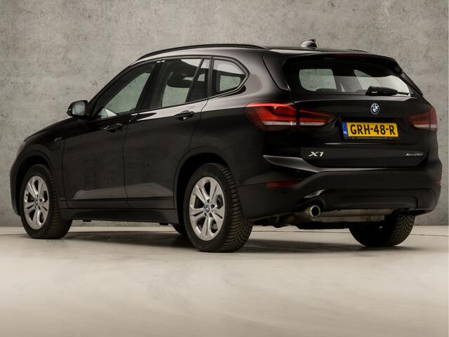BMW X1 xDrive25e Sportline Automaat (GROOT NAVI, CLIMATE, ALCANTARA, ELEK ACHTERKLEP, SPORTSTOELEN, PARKEERSENSOREN, LED KOPLAMPEN, DAB+, NIEUWSTAAT)
