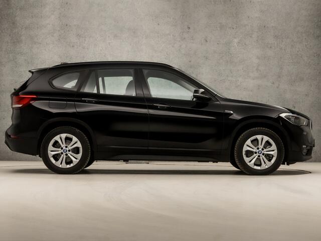 BMW X1 xDrive25e Sportline Automaat (GROOT NAVI, CLIMATE, ALCANTARA, ELEK ACHTERKLEP, SPORTSTOELEN, PARKEERSENSOREN, LED KOPLAMPEN, DAB+, NIEUWSTAAT)
