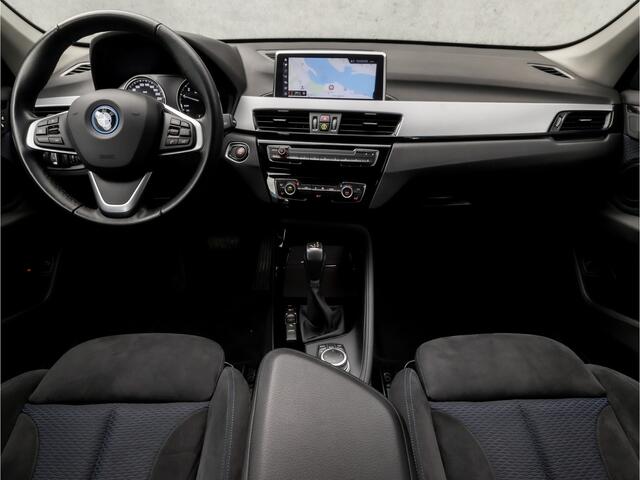 BMW X1 xDrive25e Sportline Automaat (GROOT NAVI, CLIMATE, ALCANTARA, ELEK ACHTERKLEP, SPORTSTOELEN, PARKEERSENSOREN, LED KOPLAMPEN, DAB+, NIEUWSTAAT)