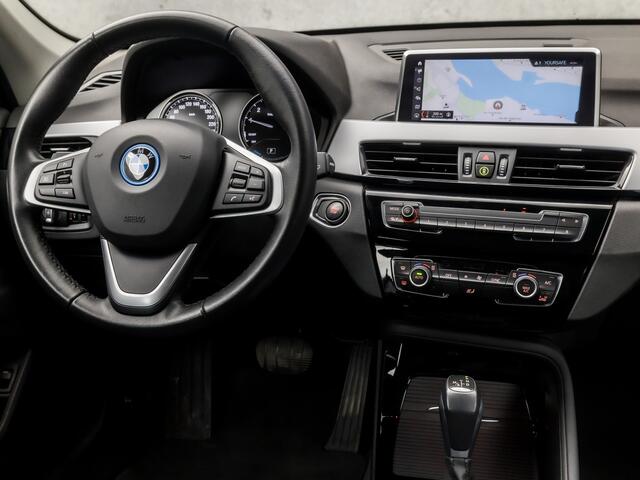 BMW X1 xDrive25e Sportline Automaat (GROOT NAVI, CLIMATE, ALCANTARA, ELEK ACHTERKLEP, SPORTSTOELEN, PARKEERSENSOREN, LED KOPLAMPEN, DAB+, NIEUWSTAAT)