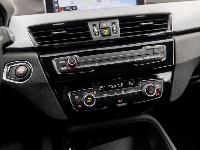 BMW X1 xDrive25e Sportline Automaat (GROOT NAVI, CLIMATE, ALCANTARA, ELEK ACHTERKLEP, SPORTSTOELEN, PARKEERSENSOREN, LED KOPLAMPEN, DAB+, NIEUWSTAAT)