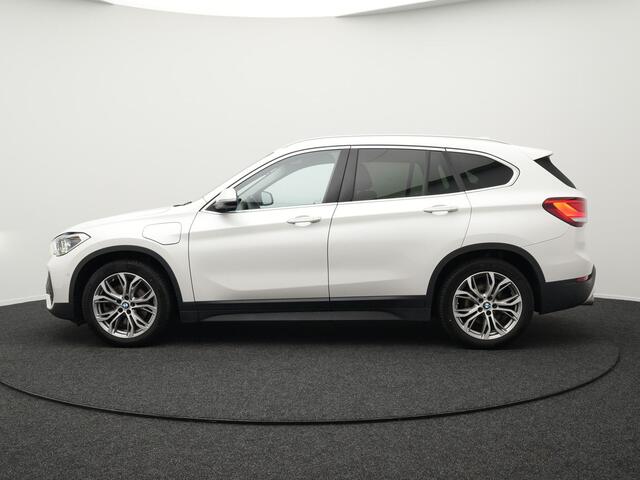 BMW X1 xDrive25e Plug In Hybrid 220pk PHEV | Adaptive Cruise | Camera | M Sportstuur | Lederen Bekleding | Apple Carplay | Navi Pro | 18"L.M | Sfeerverlichting |