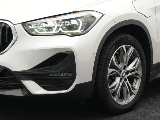 BMW X1 xDrive25e Plug In Hybrid 220pk PHEV | Adaptive Cruise | Camera | M Sportstuur | Lederen Bekleding | Apple Carplay | Navi Pro | 18"L.M | Sfeerverlichting |